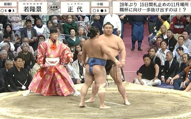 一体、何が？ 「ええええ！」館内どよめき 審判長に続き、行司も…立て続けの“待った” 立ち合い不成立に困惑の声