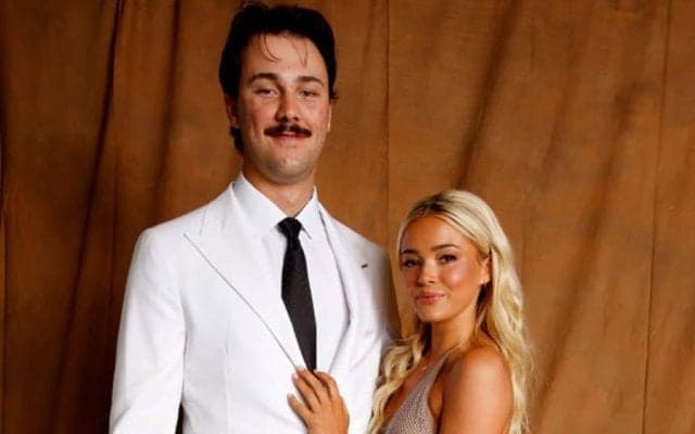 金髪美女が大興奮「オーマイグッドネス」　怪物右腕の新人王に感激…ハグして伝えた思い