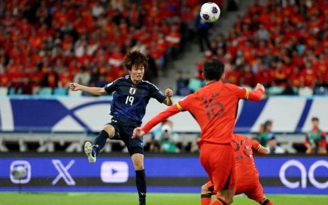 「絶妙な動き直し」小川航基、中国戦で2ゴール目！ 久保建英と連携した伊東純也の“完璧クロス”を頭で流し込んだ瞬間