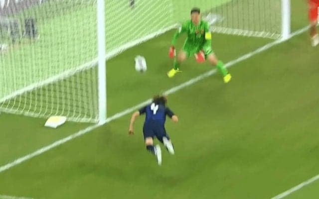 「デザインされた美しいCK」板倉滉、中国戦で豪快ダイビングヘッドから追加点！「中国は棒立ち」「セットプレーからの２発は何年振りだ？」