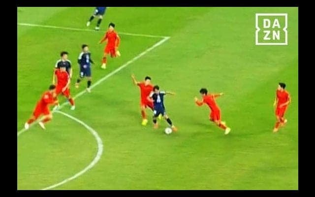 衝撃！ 久保建英、“メッシ＋ネイマール”の超高速テクニックを炸裂！ 中国DF４人を翻弄した瞬間「意味わからん笑」「滑らかすぎる」「目がバグった」