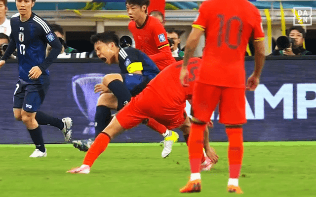 「退場だろ！」遠藤航、中国DFの“危険すぎるカンフータックル”に悶絶…「何してくれんだよ」「壊さないで…」ファン激怒＆心配の瞬間