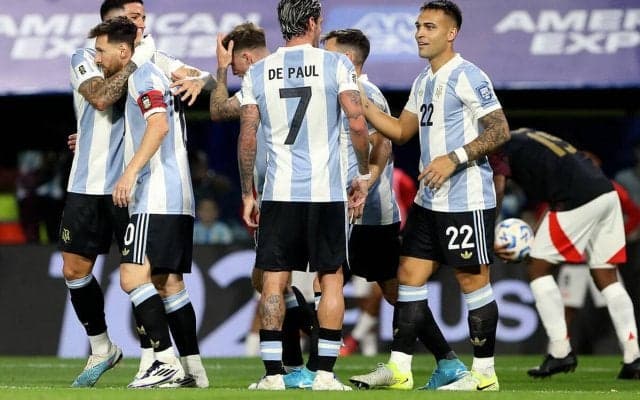 L・マルティネスの豪快ボレーで首位アルゼンチンが勝利！　ウルグアイとドローのブラジルは2戦未勝利で5位に後退…【2026年W杯南米予選】