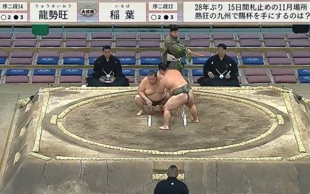 力士が「…えっ？」まさかの展開に困惑 相手が崩れ落ちた…土俵を見つめる仕草に「どうした？」驚きの声も