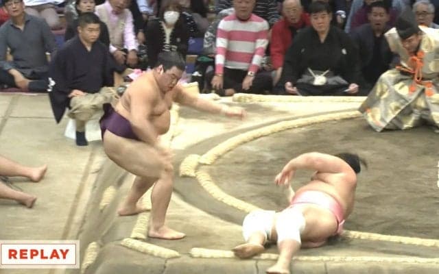 大相撲中継で人気俳優が“お口あんぐり” 白熱の一番でカメラが捉えた面白リアクション 「そりゃ、そうなる」共感の声続々