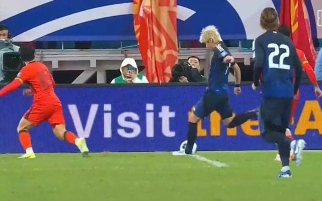 「あんなんどうしろと」伊東純也、中国代表を翻弄する“キックフェイント”からの高精度クロス炸裂「簡単に引っかかったな」