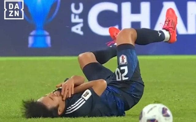 「何すんだよ！」久保建英、中国DFに“喉元チョップ”を食らって悶絶…超絶トラップからの抜け出しが荒々しく防がれた瞬間「危ないし怖い」「退場だろ」