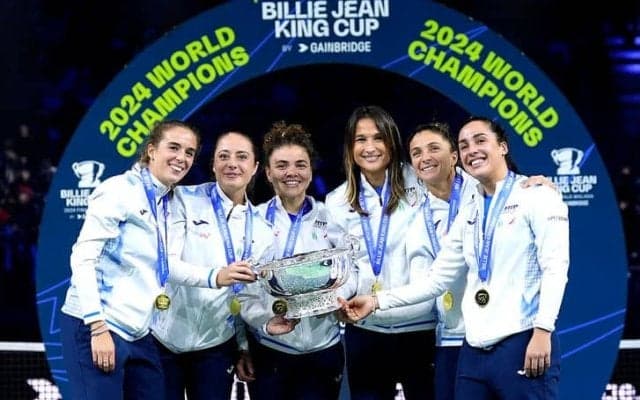 イタリアが11年ぶり5度目の優勝！希少がんを乗り越えた監督ガルビンと共にパオリーニらがトロフィー掲げる[ビリー・ジーン・キング・カップ]