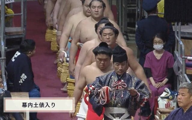 「輪の中に入れてあげてw」土俵入りで人気力士に思わぬハプニング 珍しい光景にファン騒然