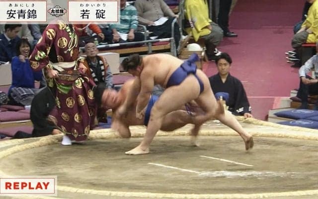 もはや怪物…土俵に叩きつけた！ 20歳の“規格外”力士が本領発揮 館内喝采