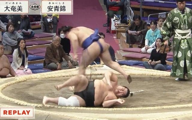 「自分からコケた？」“あっと驚く”決まり手 20歳“規格外”力士の妙技にファン困惑
