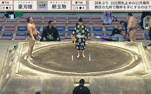 「仲良すぎだろw」力士が土俵下の親方に… “ヒヤリ”が一転「何があった？」 元横綱・二所ノ関親方のソフトないじりにファンほっこり