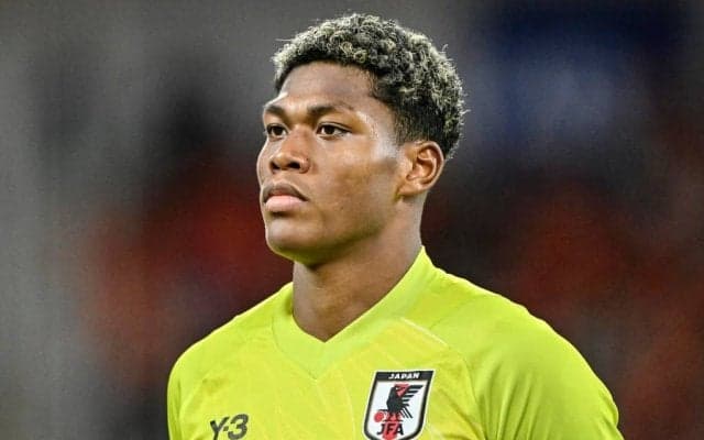 「かっこいい！」「絵になる」パルマの日本代表GK鈴木彩艶の白黒セービング写真が芸術的！「これのポスターとか欲しい」「彩艶スタイルもいい！」と話題に