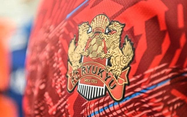 「右下w」「プライベートゾーンが丸見えやん」J3のFC琉球の最終戦“タピスタの夕日”ポスターの右下に反応！「こ、転んでる」「ジンベーニョさんの危うい姿が…」の声