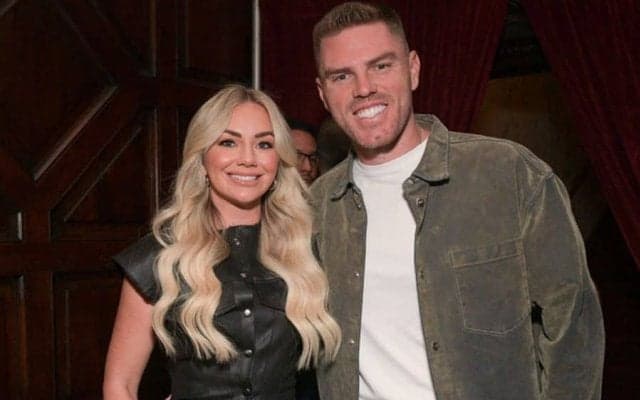 フリーマン、美人妻と結婚10周年を報告　交際は13年前から…献身サポートで大活躍