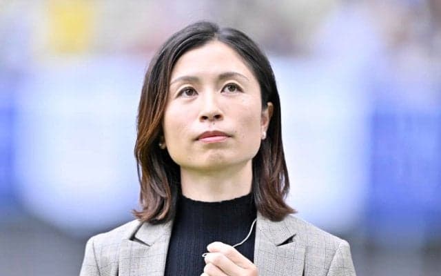 「私服も、段々と一層おしゃれ感が増してて…」元人気なでしこ・鮫島彩さんの“鮮やか白衣装”での「スイーツ堪能ショット」にファン熱視線！「ユニフォームじゃない服も似合いますね」の声
