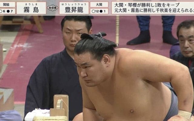 まるで赤子を抱くように…豊昇龍、元大関を“ヒョイっ”と吊り出し……圧巻のパワーに観客お口あんぐり、敗れた力士は苦笑い