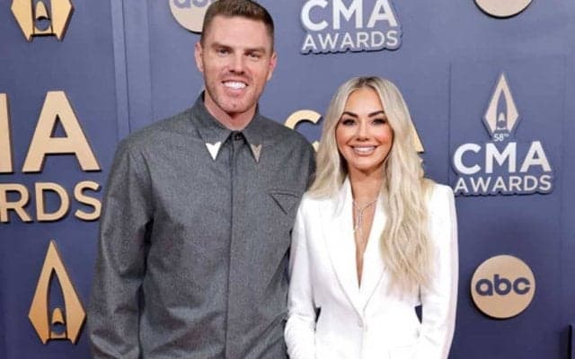 ド軍MVP男が節目の“記念日”　美人妻とハグ＆キス…ファン感動「ビューティフル」