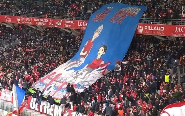 伊東純也「ダメすぎて申し訳なかったです」「Merci」スタジアムに超特大フラッグ登場もドローに終わりSNSに感謝とお詫び投稿 ファンは「愛されてるな」「大人気すぎる」