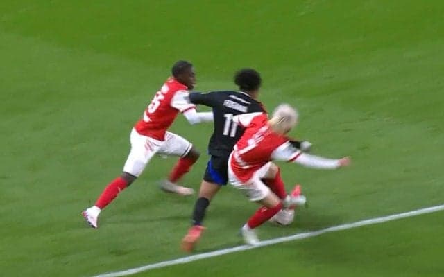 「ファウルかなって」伊東純也、あわやPKの“ギリギリ”神タックル炸裂「ヒヤリとしたな」際どすぎるボール奪取の瞬間