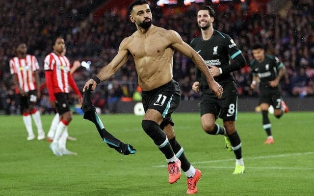 サラー2発で善戦セインツとのシーソーゲーム制したリバプールが3連勝！　終盤に日本人対決実現も菅原由勢は痛恨PK献上…【プレミアリーグ】