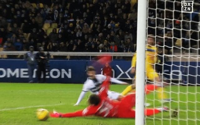 「試練だな…」鈴木彩艶、悔しすぎる失点に放心「贅沢を言えば弾いてほしかった」「できることがあったか」渾身ダイブも数センチ届かなかった瞬間