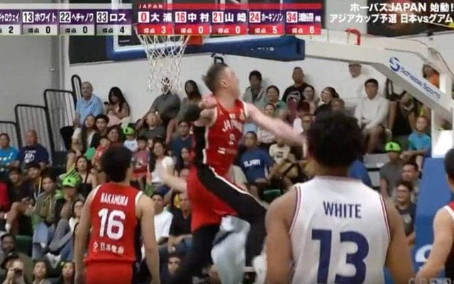 どこまで飛ばすんだよ！カメラマン席に… “予想外の展開”「怖い…」 ド迫力“ハエ叩き”炸裂に「はたき落とした！」