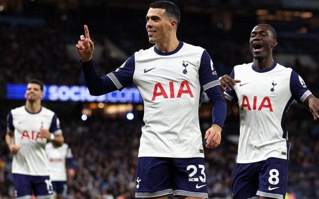 ポロのゴールセレブレーションは日本の人気ゲームのオマージュ…スパーズ移動中の余暇で大人気