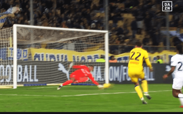 「感動した！」鈴木彩艶に“同じ手”は通じない！ 神反応で強烈ショットを防いだ瞬間「ナイスセーブ」現地メディアからも称賛の声