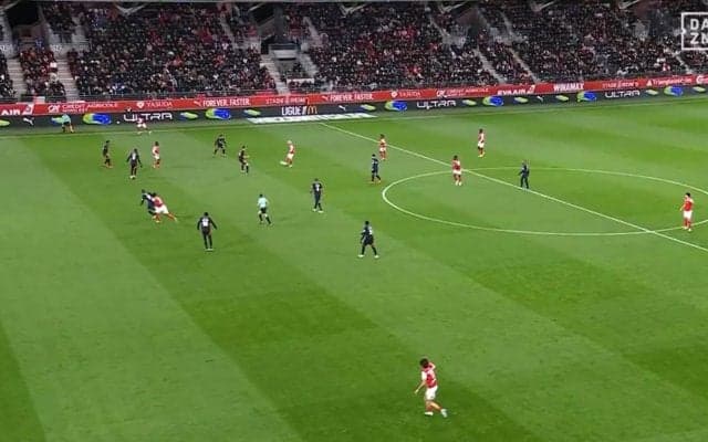 伊東純也、絶好位置に送り込む“ふわり”ピンポイントパスが脚光「あの軽い足の振りで」「流石のパス」一瞬でチャンスを作り出した決定的瞬間