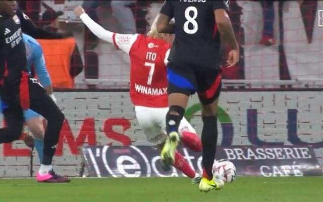 「あー！！！」伊東純也が天を仰いでシャウト！狙い十分のミドルシュートを外して思わず吠えた“ほぼ完璧”フィニッシュワークの一部始終