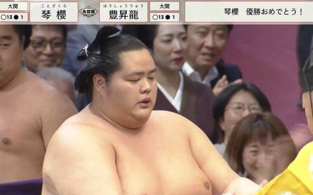 「一体、いくら貰えるんだ？」1本7万円の“分厚い”束に騒然 大相撲、力士の懸賞金が「少年ジャンプ」「セカンドバッグみたい」「夢あるなぁ」ネットで話題
