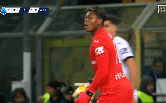 驚愕！ 鈴木彩艶、50m超の“精密パントキック”がエグい！「美しすぎる」「飛距離がヤバい」「日本代表でも使わないともったいない」