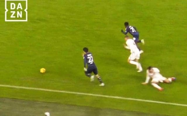 まるで三笘薫？ 田中碧に絶賛の嵐！ 鋭い縦突破→絶妙アウトサイドパスで劇的決勝ゴールを演出した瞬間「クレイジーだ」「視野の広さと精度に脱帽」