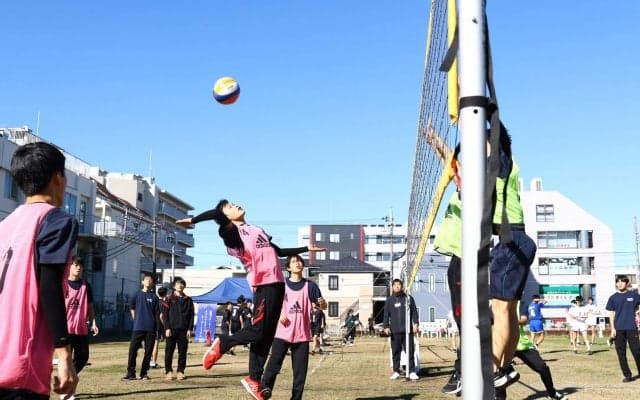芝生の上でバレーボール!? 専門学校が主催する大会にビーチのトップ選手も参加「上達につなげてもらえたら」【TSRグラスバレー杯 取材レポート】