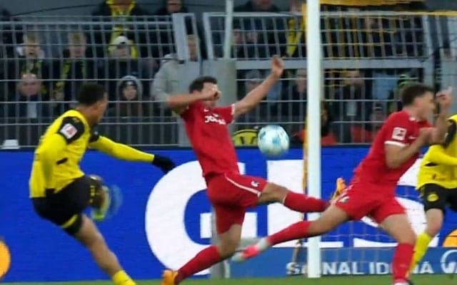 「神だ」エグすぎる“ドライブシュート”に海外ファン熱狂！「アンビリーバブル」「とんでもないコース」確率２％の奇跡のゴールが決まった瞬間