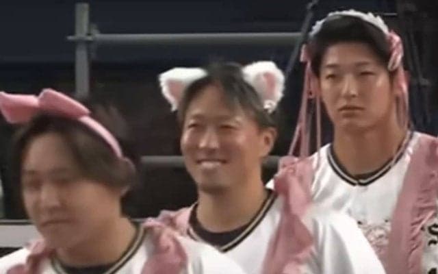 “ムキムキ”ウェイトレス仮装に衝撃「ごつすぎるだろw」　変貌に場内爆笑「女の子も顔負け」