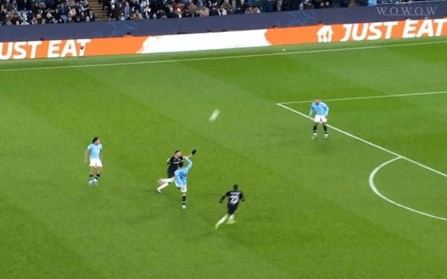 「舐めたパスを出すな！」衝撃ミスから失点…シティDFに批判の声「酷すぎるわ…」「雑すぎ」「またポカしたか」グアルディオラ監督も激怒