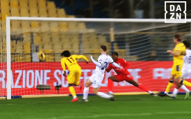 「DFが酷すぎる…」鈴木彩艶が“無慈悲すぎるシュート”で失点→同情の声「味方のフォローがない」「世界レベルの経験で成長してほしい」