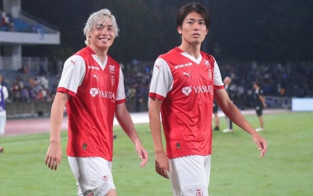 「めっちゃ可愛い」「セーター光るとは」伊東純也＆中村敬斗のランス兄弟のクリスマスショット、イケメン×ダサいが話題に！