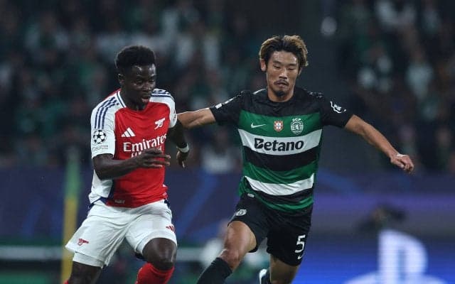 つよっ！ 守田英正、“強烈ショルダータックル”でアーセナルFWを吹っ飛ばす！「敵だと嫌な選手だなー」「気合い入ってる」 地元ファンも熱狂した瞬間