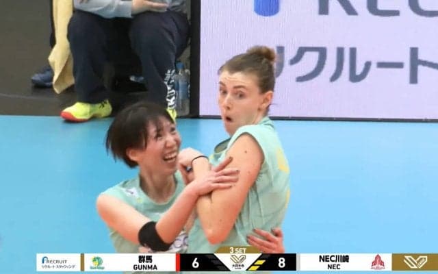 決めた本人が…“超びっくり”の強烈スパイク！ 角度のないところにズドン「ちょっとおどけた表情」実況注目