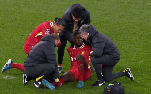 「汚いことするなよ！」18歳FWの“足掛け”に怒号殺到「ふざけるな」「荒すぎる」遠藤航も心配したリヴァプールDFの痛々しいワンシーン