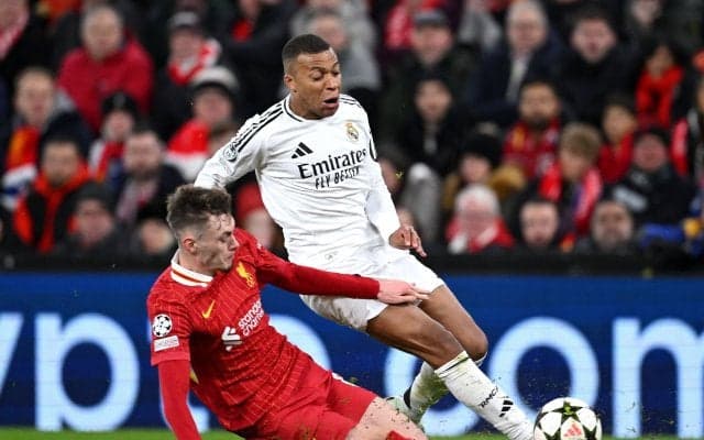 エンバペの爆速突破を“神タックル”で封殺！「最強すぎて震えた」「熱いって」スタジアムを大熱狂させたリヴァプールDFに称賛続々