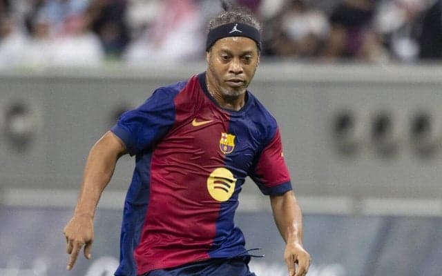 44歳ロナウジーニョが魔法がかった超絶FK！　来日も決定したなかの健在ぶりに「流石すぎる」「ロナウジーニョしてるな」