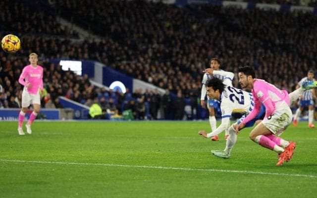 三笘と菅原がマッチアップ、三笘がダイビングヘッドで2戦連発も日本人対決はドロー決着【プレミアリーグ】