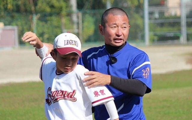 少年野球に多い投げ方の「厄介な癖」とは？　ボールなしで作れる“理想のトップ位置”