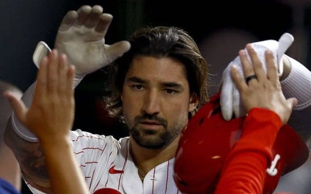 来日中の150億円男、美人妻が反響「なんて美しい」　東京→箱根満喫…名所に“出現”