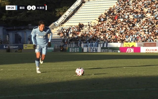 嘘だろ！？“トリッキーすぎるPK”が「エグすぎて震える」引退発表のジュビロ10番がファンタジスタすぎた瞬間「伝説に残る一撃」