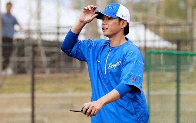 40歳とは思えぬ…イケメンコーチが「えげつないかっこよさ」　“昇格”に興奮「入場者も激増」